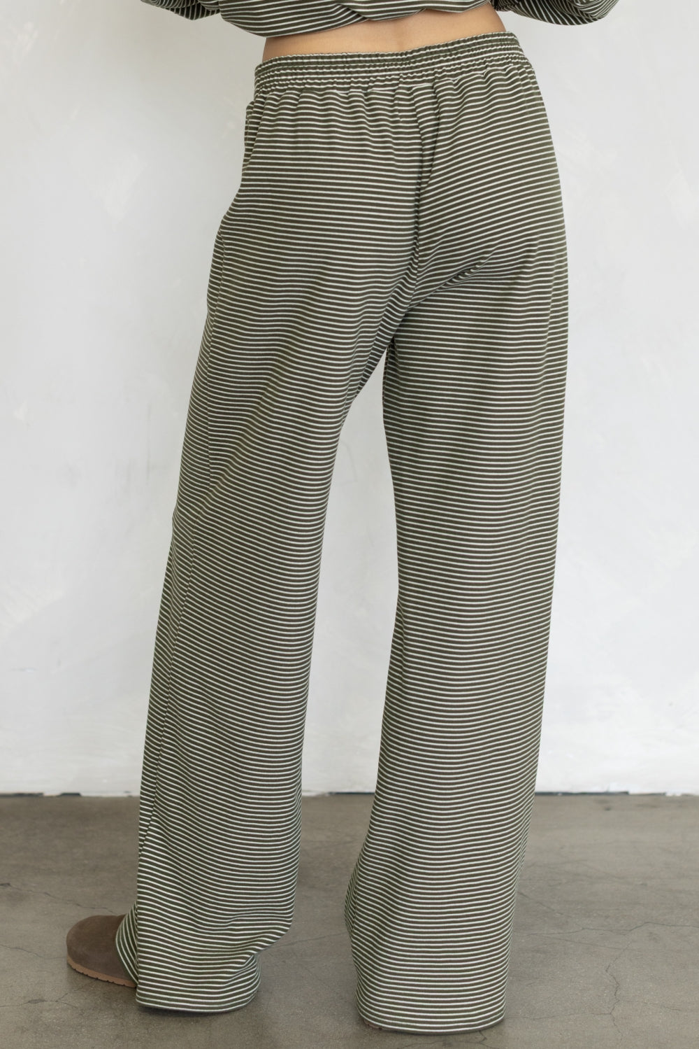 Catching flights fleece lounge set - Central Park Olive