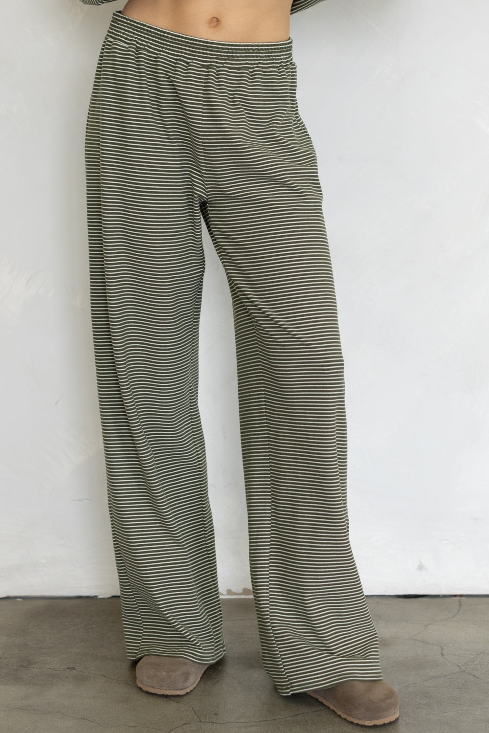Catching flights fleece lounge set - Central Park Olive