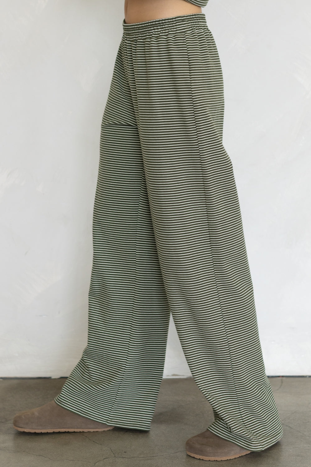 Catching flights fleece lounge set - Central Park Olive